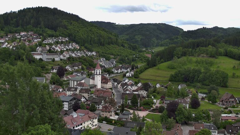 Dieses Bild zeigt eine Webcam-Aufnahme von Ottenhöfen, aufgenommen am Dienstag, den 19.05.2026 um 18:10 Uhr