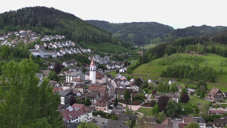 Dieses Bild zeigt eine Webcam-Aufnahme von Ottenhöfen, aufgenommen am Montag, den 04.05.2026 um 07:10 Uhr