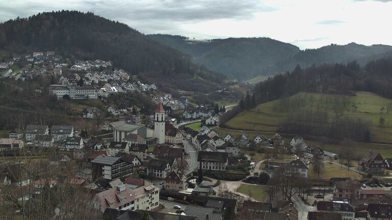 Dieses Bild zeigt eine Webcam-Aufnahme von Ottenhöfen, aufgenommen am Dienstag, den 27.01.2026 um 13:00 Uhr