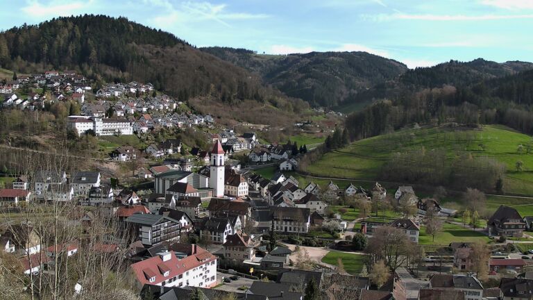 Dieses Bild zeigt eine Webcam-Aufnahme von Ottenhöfen, aufgenommen am Montag, den 06.04.2026 um 17:30 Uhr