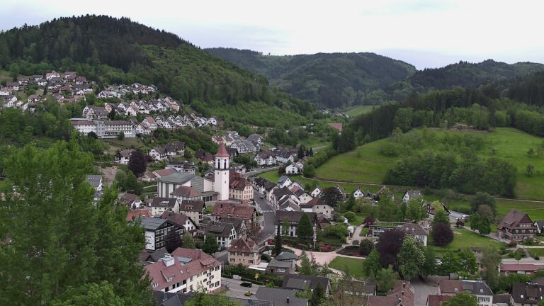 Dieses Bild zeigt eine Webcam-Aufnahme von Ottenhöfen, aufgenommen am Montag, den 04.05.2026 um 19:50 Uhr