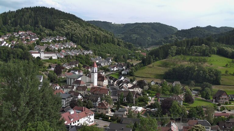 Dieses Bild zeigt eine Webcam-Aufnahme von Ottenhöfen, aufgenommen am Freitag, den 19.06.2026 um 18:00 Uhr