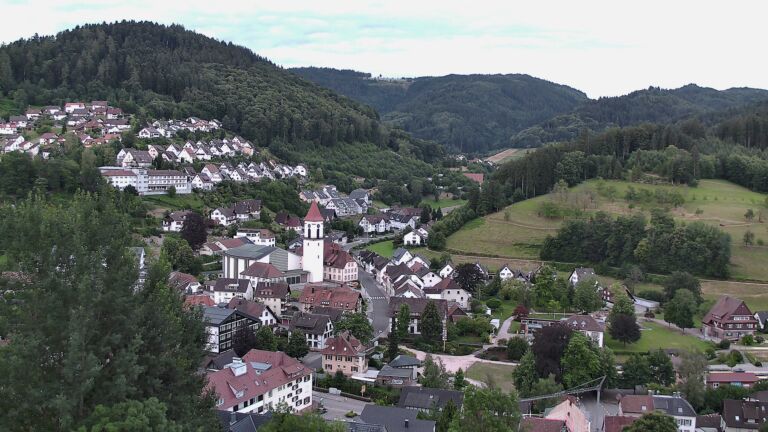 Dieses Bild zeigt eine Webcam-Aufnahme von Ottenhöfen, aufgenommen am Sonntag, den 05.07.2026 um 06:00 Uhr