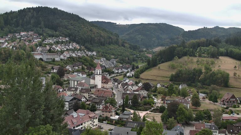 Dieses Bild zeigt eine Webcam-Aufnahme von Ottenhöfen, aufgenommen am Dienstag, den 25.08.2026 um 13:00 Uhr