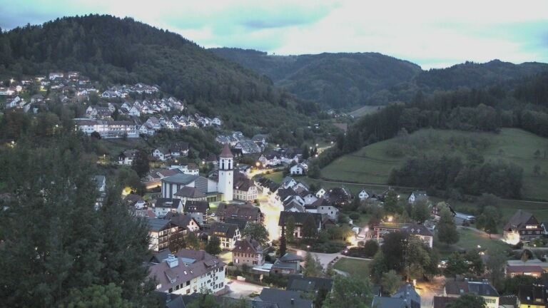 Dieses Bild zeigt eine Webcam-Aufnahme von Ottenhöfen, aufgenommen am Sonntag, den 11.10.2026 um 19:10 Uhr