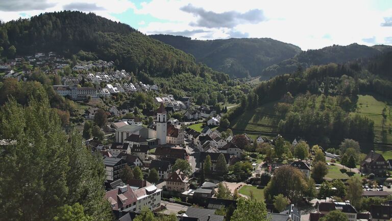 Dieses Bild zeigt eine Webcam-Aufnahme von Ottenhöfen, aufgenommen am Montag, den 12.10.2026 um 13:30 Uhr