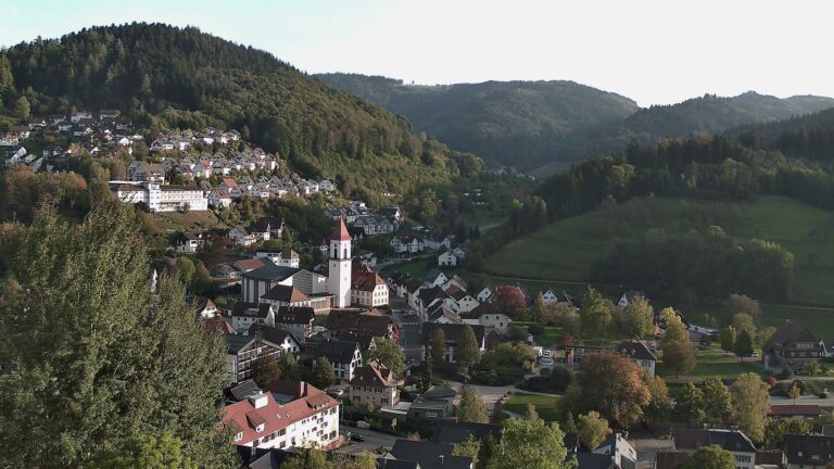 Dieses Bild zeigt eine Webcam-Aufnahme von Ottenhöfen, aufgenommen am Montag, den 19.10.2026 um 17:10 Uhr