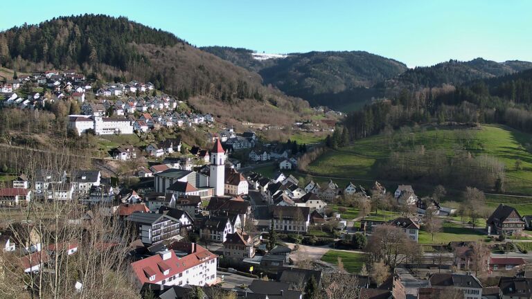 Dieses Bild zeigt eine Webcam-Aufnahme von Ottenhöfen, aufgenommen am Donnerstag, den 02.04.2026 um 18:20 Uhr