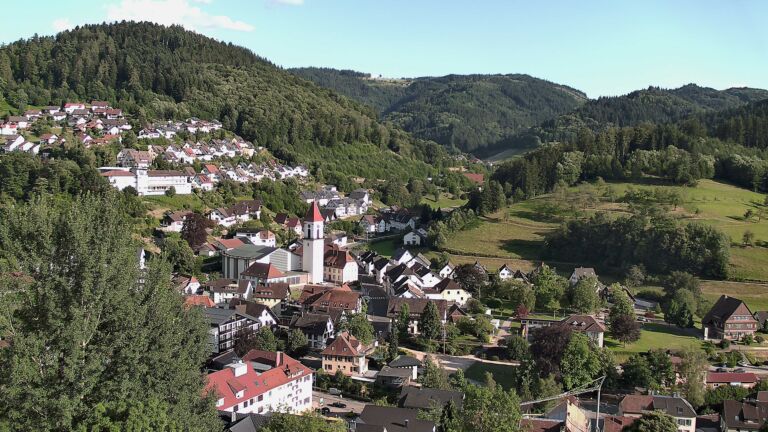 Dieses Bild zeigt eine Webcam-Aufnahme von Ottenhöfen, aufgenommen am Mittwoch, den 01.07.2026 um 19:00 Uhr