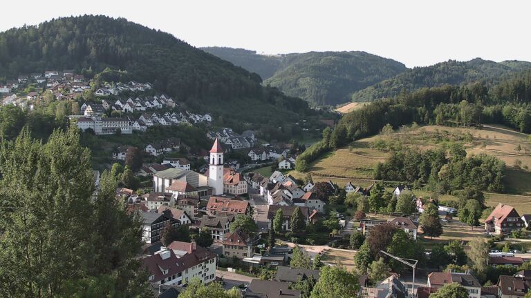 Dieses Bild zeigt eine Webcam-Aufnahme von Ottenhöfen, aufgenommen am Dienstag, den 04.08.2026 um 08:10 Uhr