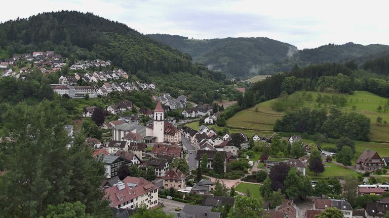 Dieses Bild zeigt eine Webcam-Aufnahme von Ottenhöfen, aufgenommen am Montag, den 08.06.2026 um 19:30 Uhr