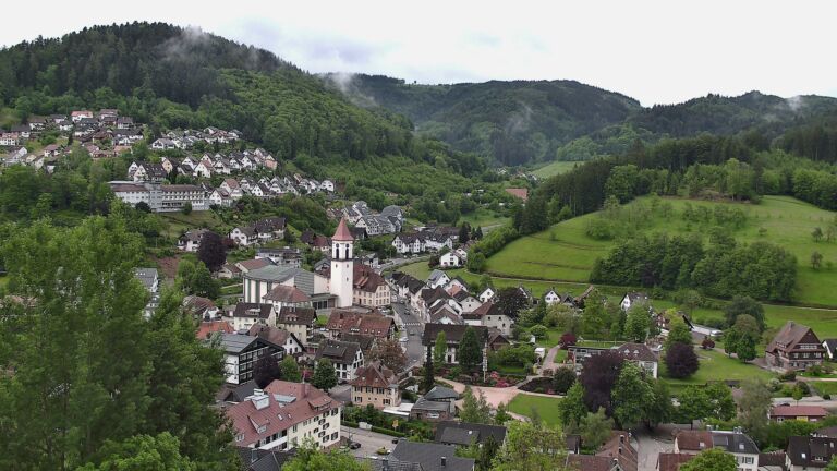 Dieses Bild zeigt eine Webcam-Aufnahme von Ottenhöfen, aufgenommen am Freitag, den 15.05.2026 um 08:00 Uhr