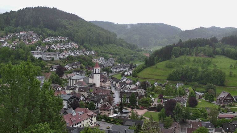 Dieses Bild zeigt eine Webcam-Aufnahme von Ottenhöfen, aufgenommen am Dienstag, den 05.05.2026 um 19:00 Uhr