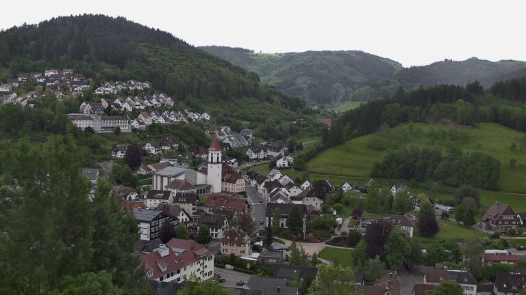 Dieses Bild zeigt eine Webcam-Aufnahme von Ottenhöfen, aufgenommen am Montag, den 18.05.2026 um 13:50 Uhr