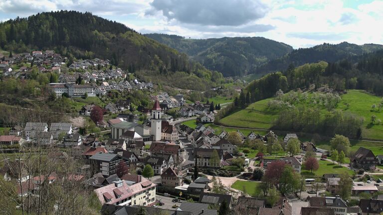 Dieses Bild zeigt eine Webcam-Aufnahme von Ottenhöfen, aufgenommen am Freitag, den 17.04.2026 um 15:00 Uhr