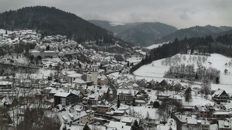 Dieses Bild zeigt eine Webcam-Aufnahme von Ottenhöfen, aufgenommen am Dienstag, den 06.01.2026 um 13:50 Uhr