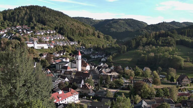 Dieses Bild zeigt eine Webcam-Aufnahme von Ottenhöfen, aufgenommen am Samstag, den 19.09.2026 um 18:10 Uhr