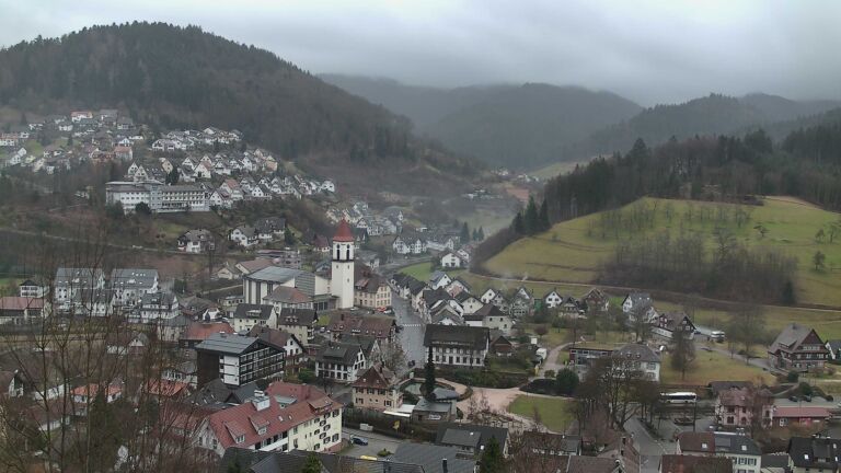 Dieses Bild zeigt eine Webcam-Aufnahme von Ottenhöfen, aufgenommen am Freitag, den 06.02.2026 um 13:30 Uhr