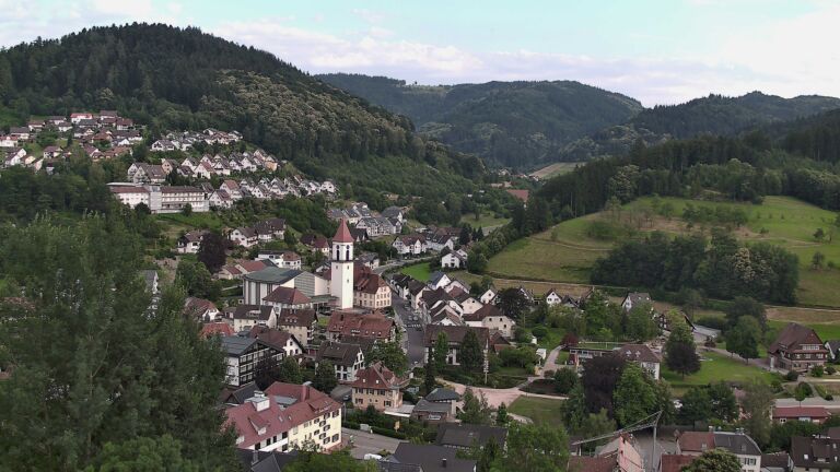 Dieses Bild zeigt eine Webcam-Aufnahme von Ottenhöfen, aufgenommen am Freitag, den 26.06.2026 um 19:20 Uhr