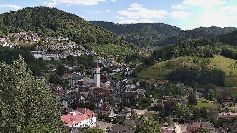 Dieses Bild zeigt eine Webcam-Aufnahme von Ottenhöfen, aufgenommen am Donnerstag, den 02.07.2026 um 17:00 Uhr