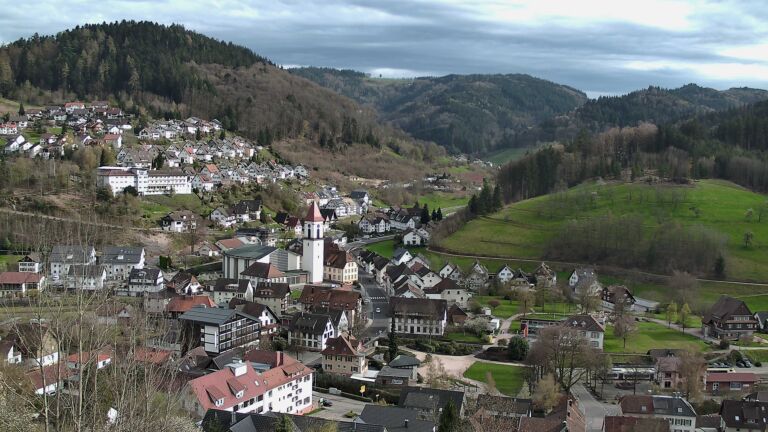 Dieses Bild zeigt eine Webcam-Aufnahme von Ottenhöfen, aufgenommen am Sonntag, den 05.04.2026 um 17:30 Uhr