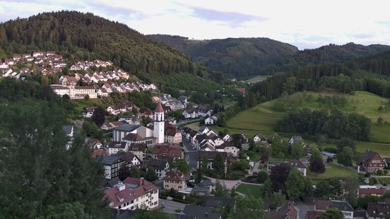 Dieses Bild zeigt eine Webcam-Aufnahme von Ottenhöfen, aufgenommen am Montag, den 01.06.2026 um 20:50 Uhr