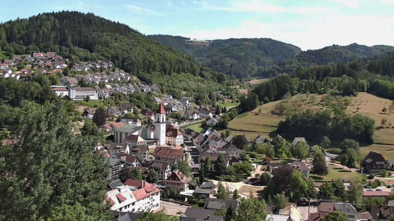 Dieses Bild zeigt eine Webcam-Aufnahme von Ottenhöfen, aufgenommen am Sonntag, den 12.07.2026 um 16:10 Uhr