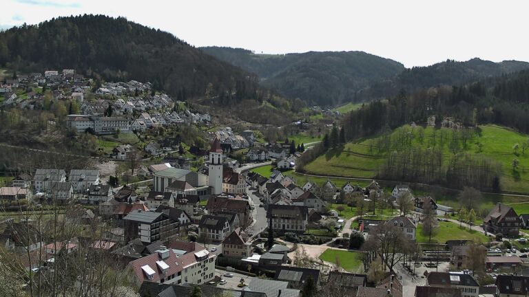 Dieses Bild zeigt eine Webcam-Aufnahme von Ottenhöfen, aufgenommen am Montag, den 06.04.2026 um 13:30 Uhr