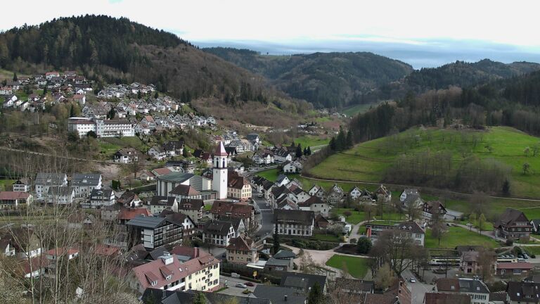 Dieses Bild zeigt eine Webcam-Aufnahme von Ottenhöfen, aufgenommen am Sonntag, den 05.04.2026 um 17:10 Uhr