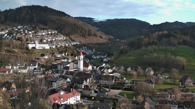 Dieses Bild zeigt eine Webcam-Aufnahme von Ottenhöfen, aufgenommen am Freitag, den 27.03.2026 um 17:50 Uhr