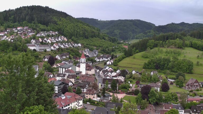 Dieses Bild zeigt eine Webcam-Aufnahme von Ottenhöfen, aufgenommen am Montag, den 18.05.2026 um 07:10 Uhr