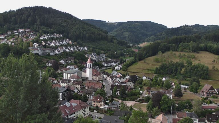 Dieses Bild zeigt eine Webcam-Aufnahme von Ottenhöfen, aufgenommen am Freitag, den 17.07.2026 um 07:50 Uhr