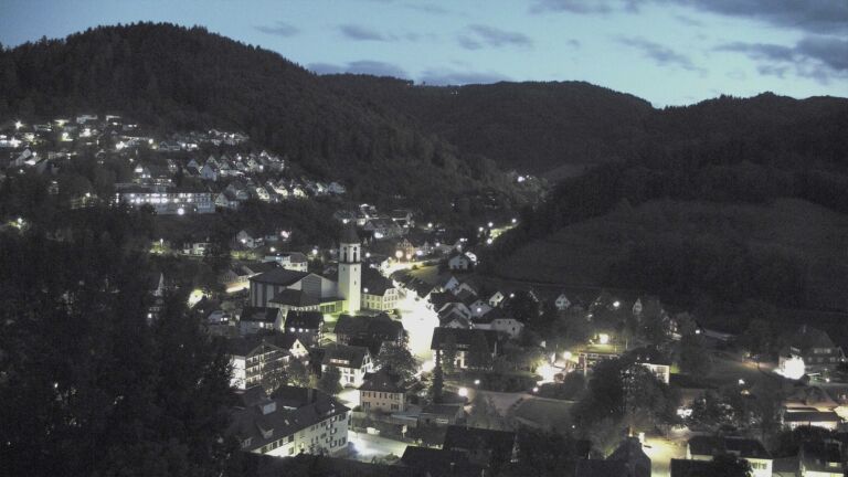Dieses Bild zeigt eine Webcam-Aufnahme von Ottenhöfen, aufgenommen am Samstag, den 10.10.2026 um 19:30 Uhr