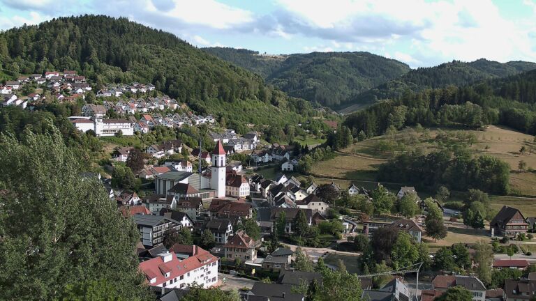 Dieses Bild zeigt eine Webcam-Aufnahme von Ottenhöfen, aufgenommen am Mittwoch, den 05.08.2026 um 18:20 Uhr