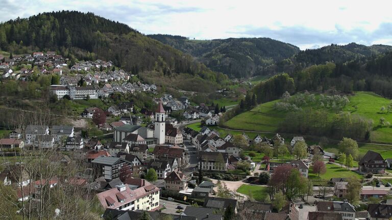 Dieses Bild zeigt eine Webcam-Aufnahme von Ottenhöfen, aufgenommen am Donnerstag, den 16.04.2026 um 16:00 Uhr