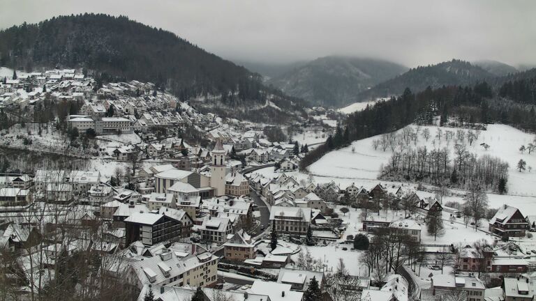 Dieses Bild zeigt eine Webcam-Aufnahme von Ottenhöfen, aufgenommen am Dienstag, den 06.01.2026 um 10:10 Uhr