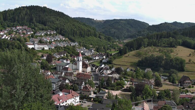 Dieses Bild zeigt eine Webcam-Aufnahme von Ottenhöfen, aufgenommen am Dienstag, den 14.07.2026 um 17:30 Uhr
