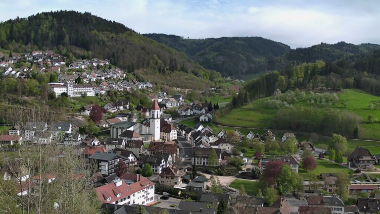 Dieses Bild zeigt eine Webcam-Aufnahme von Ottenhöfen, aufgenommen am Samstag, den 18.04.2026 um 17:40 Uhr