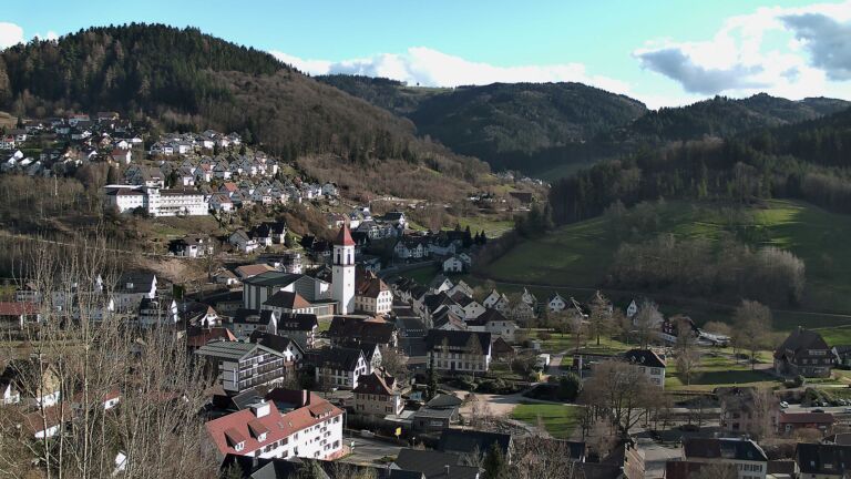 Dieses Bild zeigt eine Webcam-Aufnahme von Ottenhöfen, aufgenommen am Sonntag, den 01.03.2026 um 16:20 Uhr