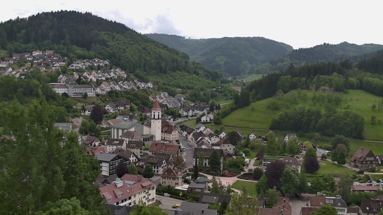 Dieses Bild zeigt eine Webcam-Aufnahme von Ottenhöfen, aufgenommen am Sonntag, den 10.05.2026 um 13:30 Uhr