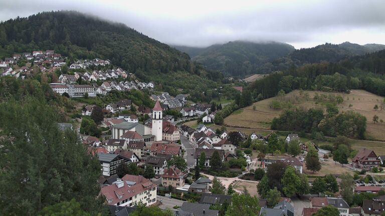 Dieses Bild zeigt eine Webcam-Aufnahme von Ottenhöfen, aufgenommen am Donnerstag, den 20.08.2026 um 13:50 Uhr