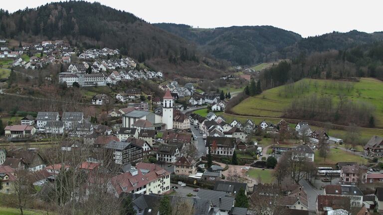 Dieses Bild zeigt eine Webcam-Aufnahme von Ottenhöfen, aufgenommen am Freitag, den 19.12.2025 um 13:30 Uhr