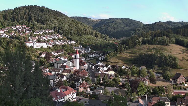 Dieses Bild zeigt eine Webcam-Aufnahme von Ottenhöfen, aufgenommen am Montag, den 27.07.2026 um 19:50 Uhr