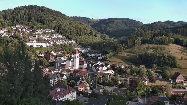 Dieses Bild zeigt eine Webcam-Aufnahme von Ottenhöfen, aufgenommen am Montag, den 27.07.2026 um 20:00 Uhr