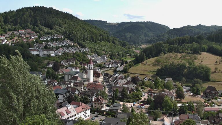 Dieses Bild zeigt eine Webcam-Aufnahme von Ottenhöfen, aufgenommen am Sonntag, den 26.07.2026 um 16:00 Uhr