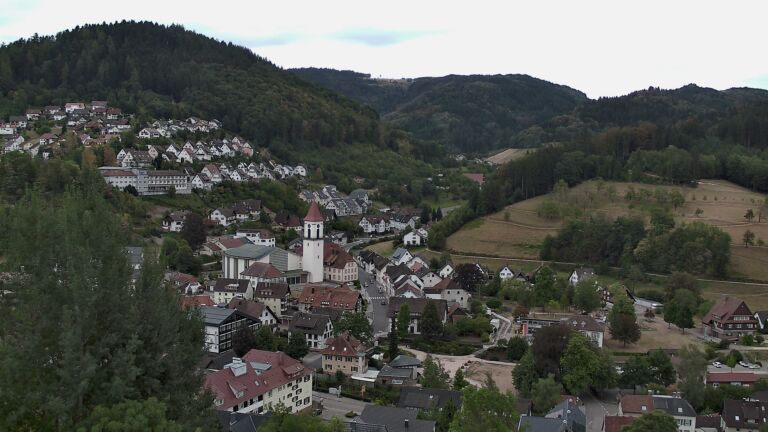 Dieses Bild zeigt eine Webcam-Aufnahme von Ottenhöfen, aufgenommen am Dienstag, den 18.08.2026 um 17:10 Uhr