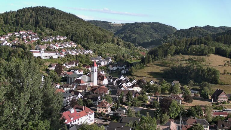 Dieses Bild zeigt eine Webcam-Aufnahme von Ottenhöfen, aufgenommen am Montag, den 20.07.2026 um 19:10 Uhr