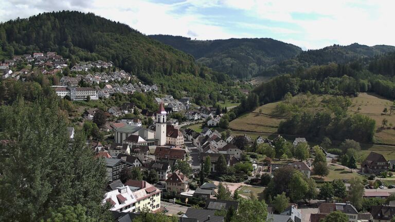 Dieses Bild zeigt eine Webcam-Aufnahme von Ottenhöfen, aufgenommen am Freitag, den 28.08.2026 um 15:30 Uhr