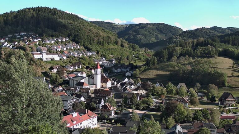 Dieses Bild zeigt eine Webcam-Aufnahme von Ottenhöfen, aufgenommen am Freitag, den 04.09.2026 um 18:10 Uhr