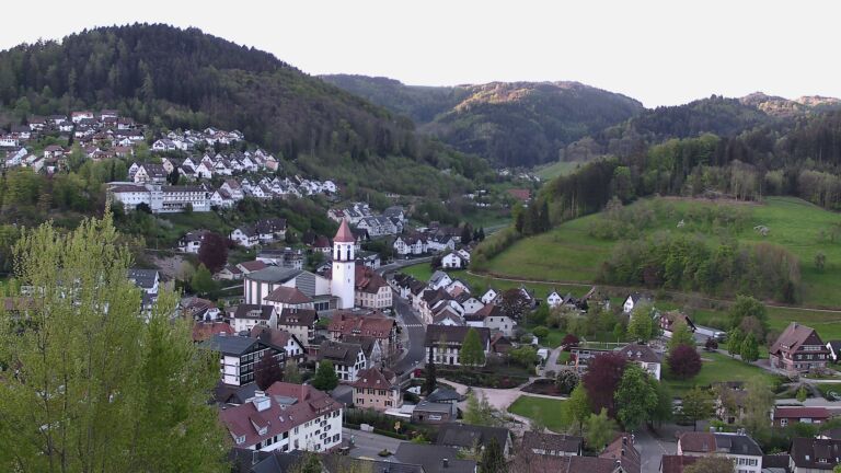 Dieses Bild zeigt eine Webcam-Aufnahme von Ottenhöfen, aufgenommen am Sonntag, den 26.04.2026 um 07:00 Uhr